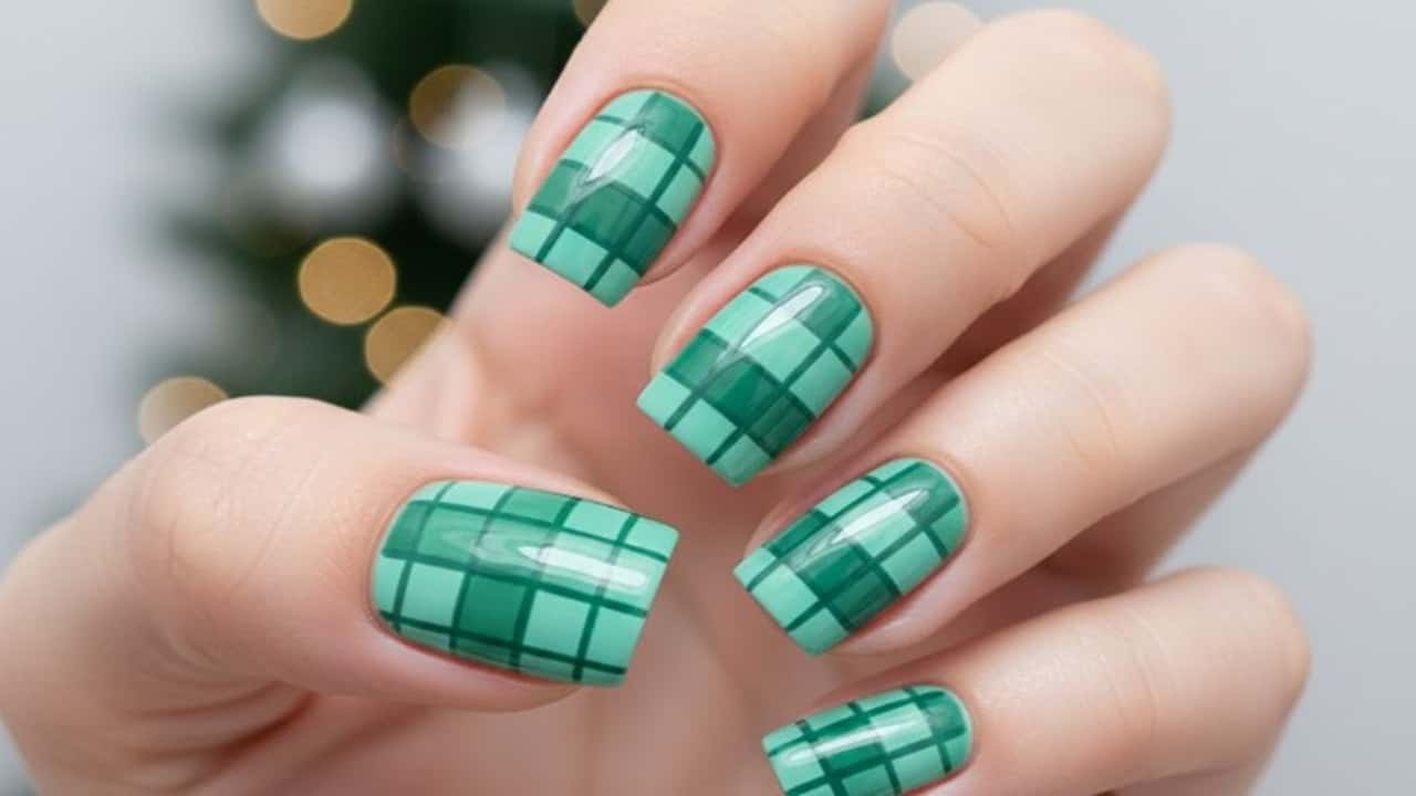 Green Christmas Nails - featured