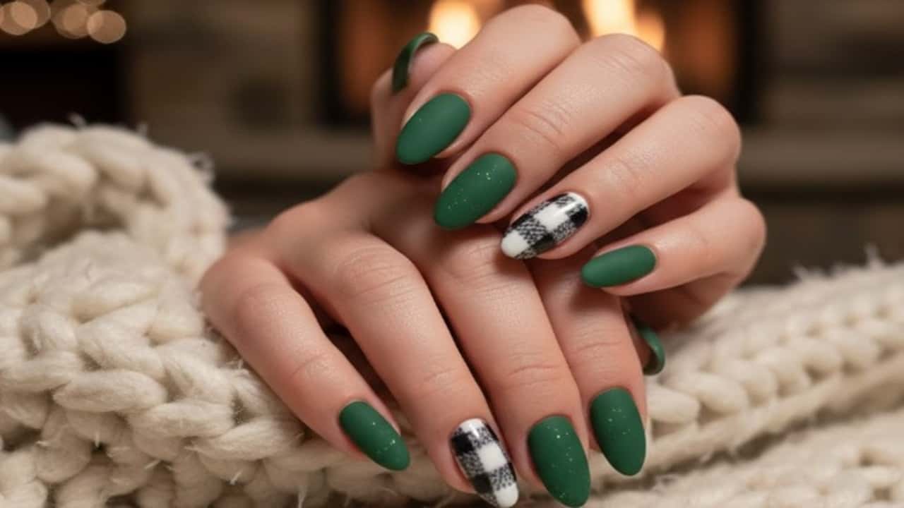 Green Christmas Nails with Plaid Patterns - featured
